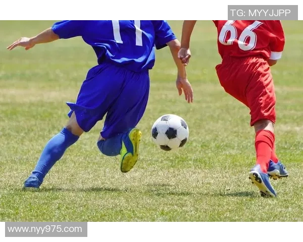 掌握足球蛇形突破技巧助你在比赛中轻松过人提升个人技术水平